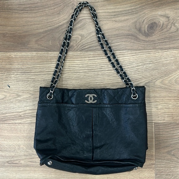 Vintage Chanel Leather Tote - Picture 4 of 6